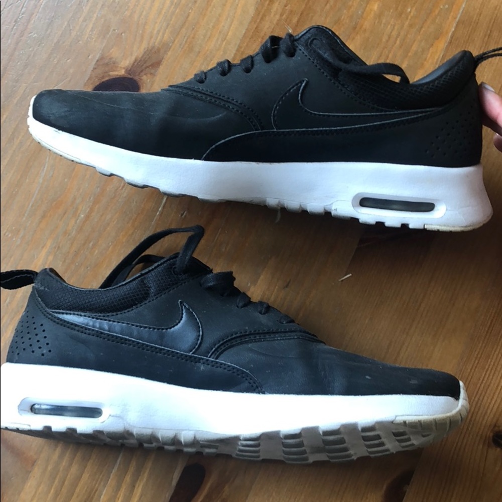Nike Women’s Black Leather Helena Sneaker Size 8